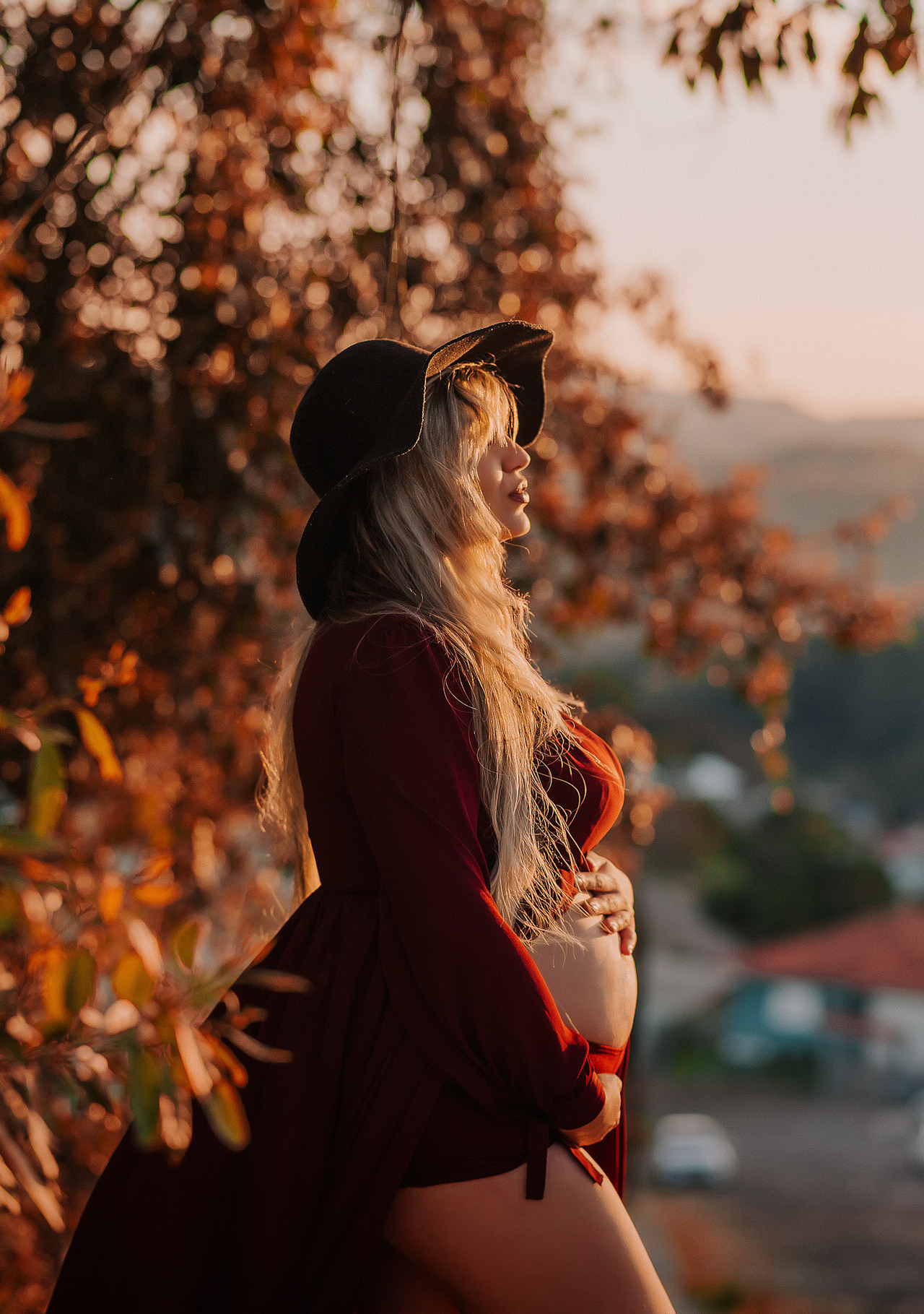 Aline Fontes gestante e fotógrafo posando em Bento Gonçalves com um ar misterioso