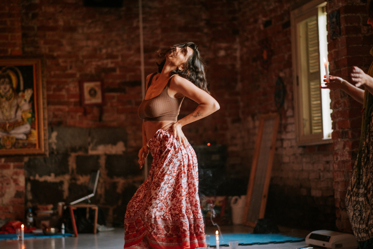 Imagem de mulher dançando em Bento Gonçalves