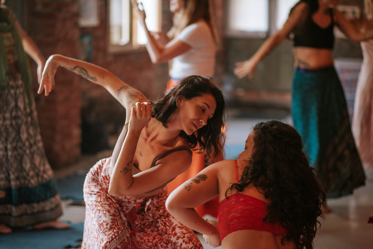 Mulheres dançando em grupo em Bento Gonçalves