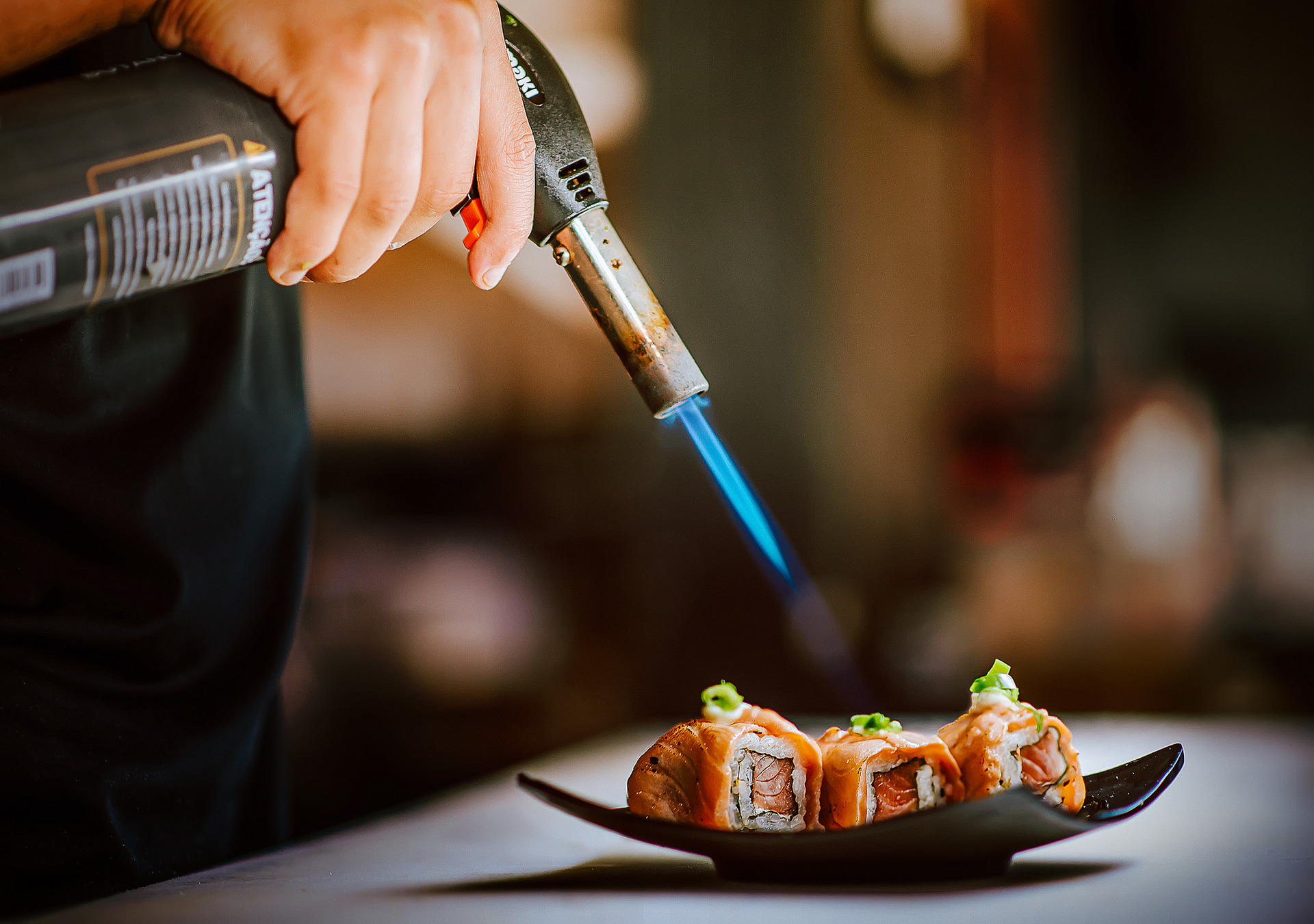 maçarico em cima de um sushi