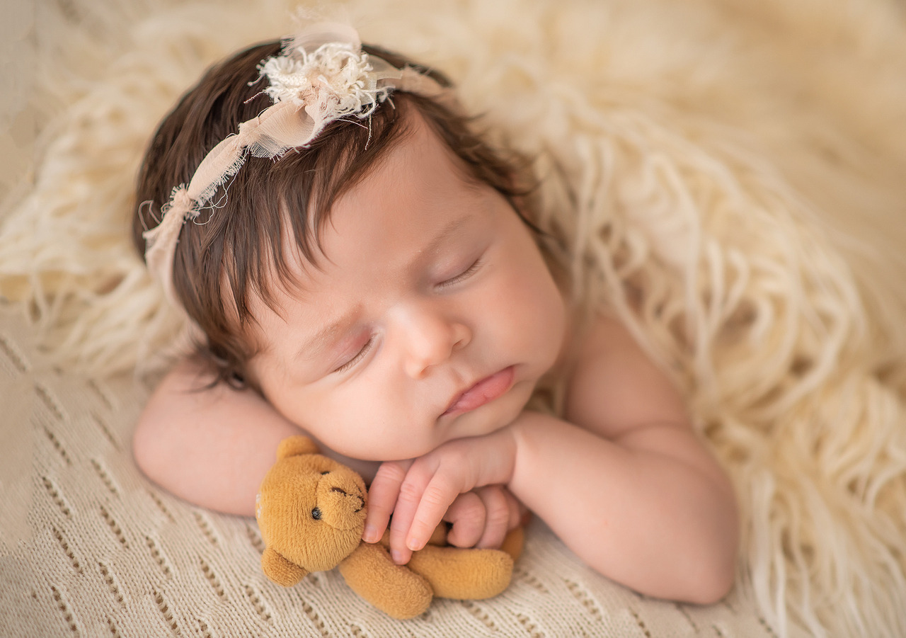 ana clara em uma fotos de recém nascido, dormindo recem nascido sendo fotografada foto de recem nascido