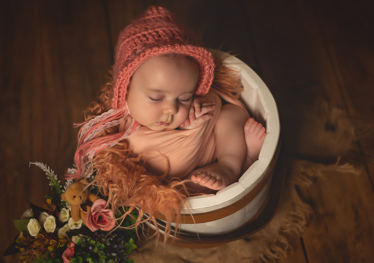 bebê no baldinho no ensaio old newborn realizado pela fotógrafa aline fontes em bento gonçalves na serra gaúcha