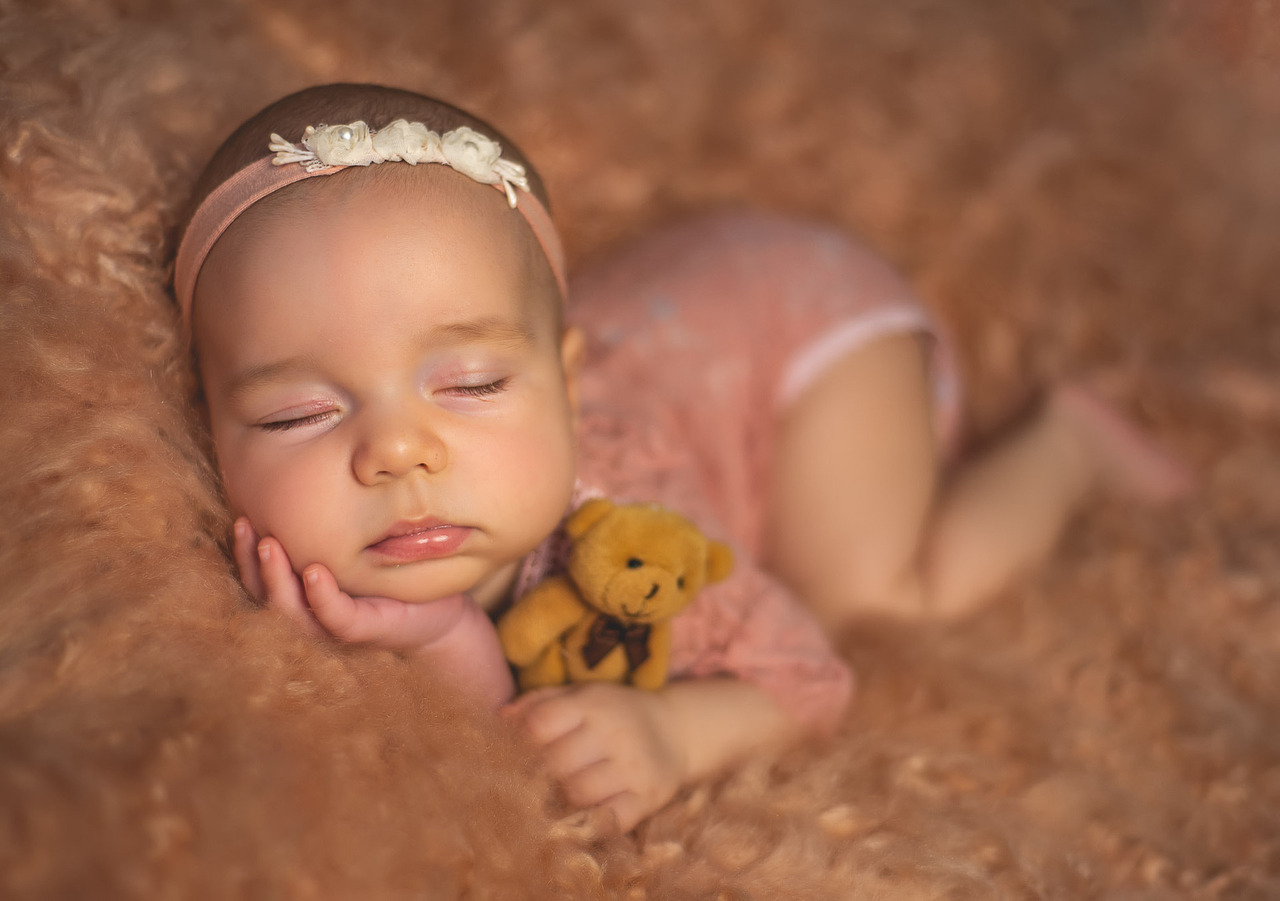 bebê em pose tradicional da fotografia de recem nascidos, adotando o estilo old newborn realizado pela fotógrafa aline fontes em bento gonçalves na serra gaúcha