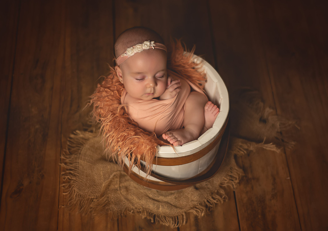bebê dormindo tranquilo em ensaio old newborn realizado pela fotógrafa especialista em fotografia de recem nascidos aline fontes na cidade de bento gonçalves na serra gaúcha