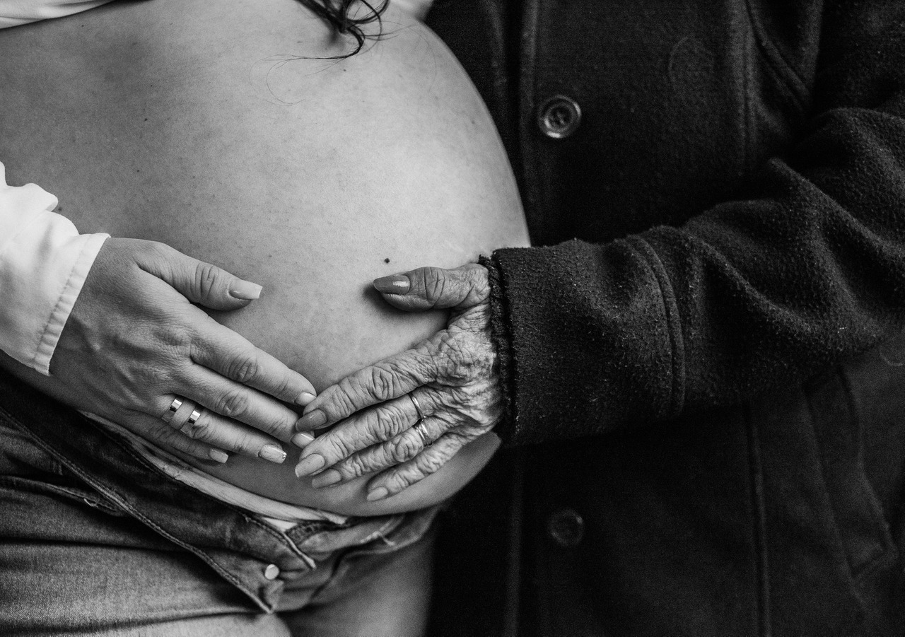 bisavó acariciando barriga da neta em ensaio de gestante na cidade de bento gonçalves realizado pela fotógrafa aline fontes