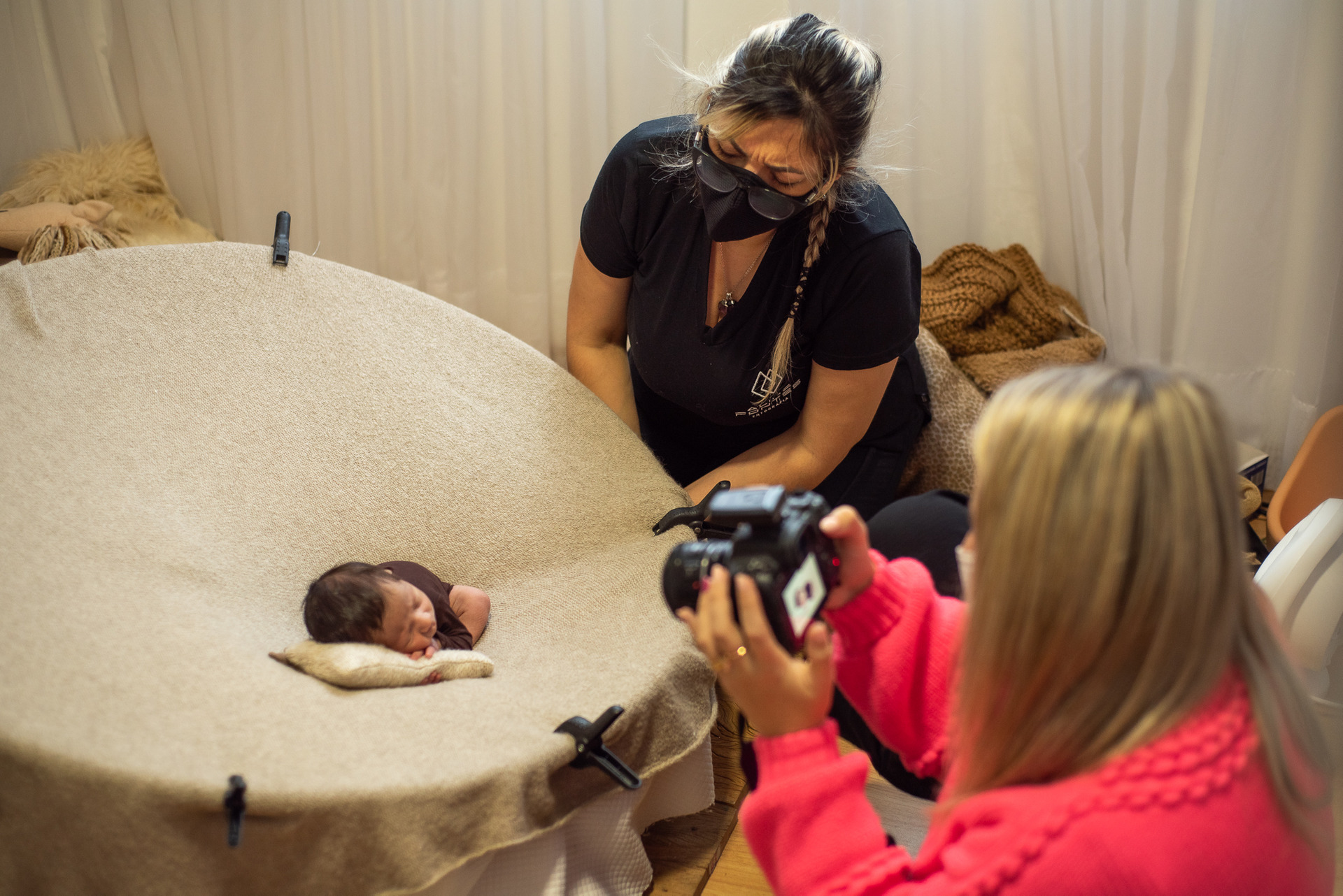 mulher ensinando outra em um workshop newborn