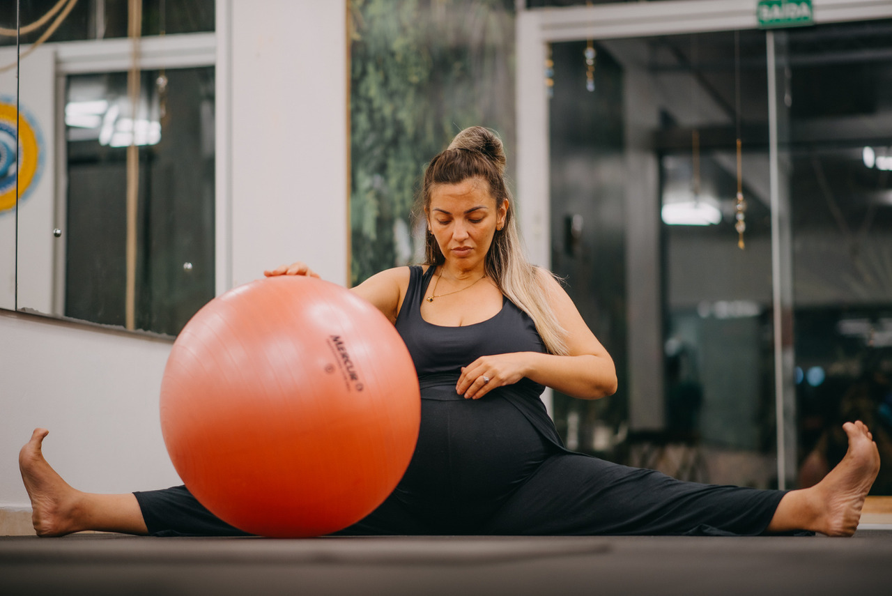 gestante aline fontes, fazendo exercício de pilates em uma academia