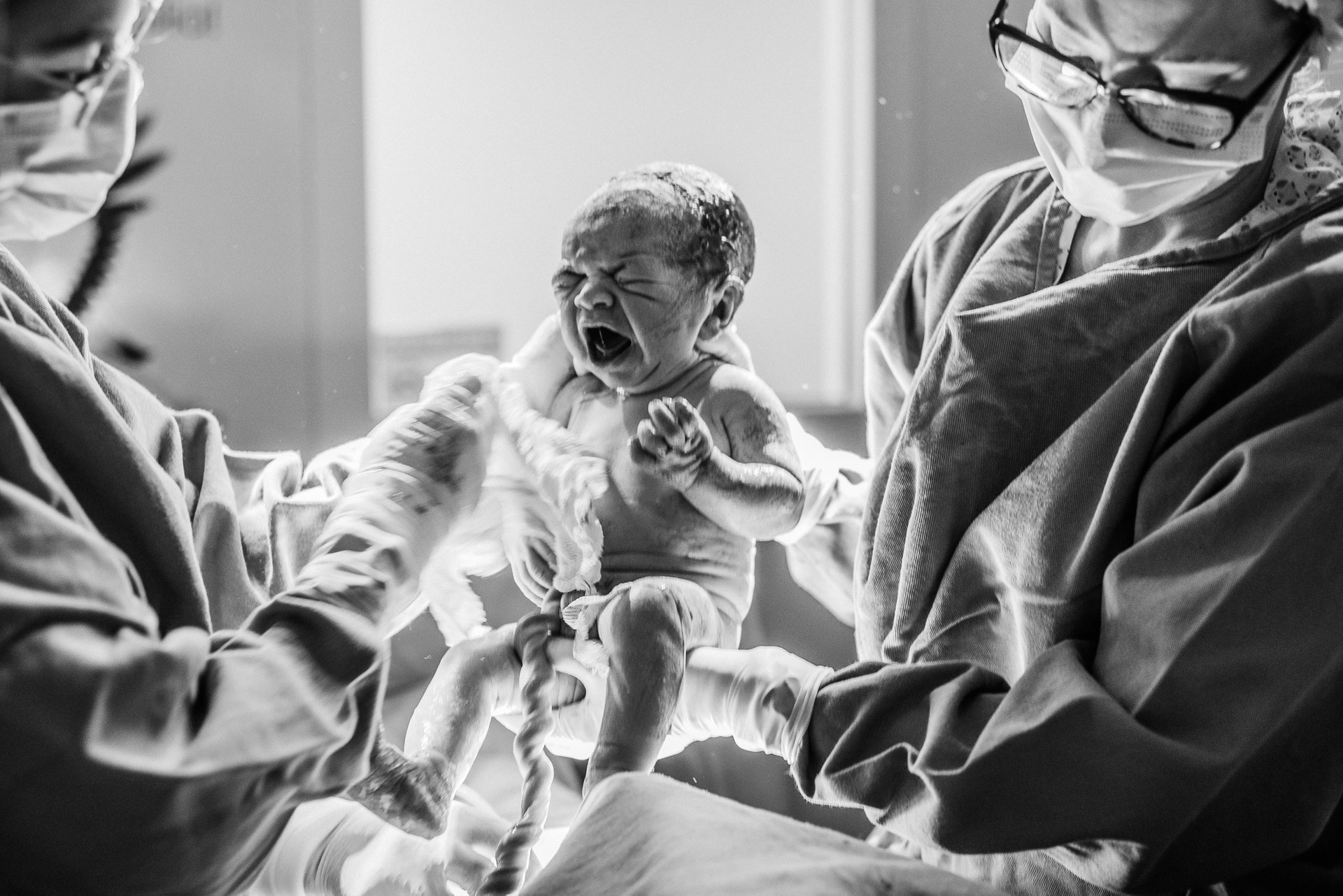 nascimento de um recém-nascido saindo da barriga