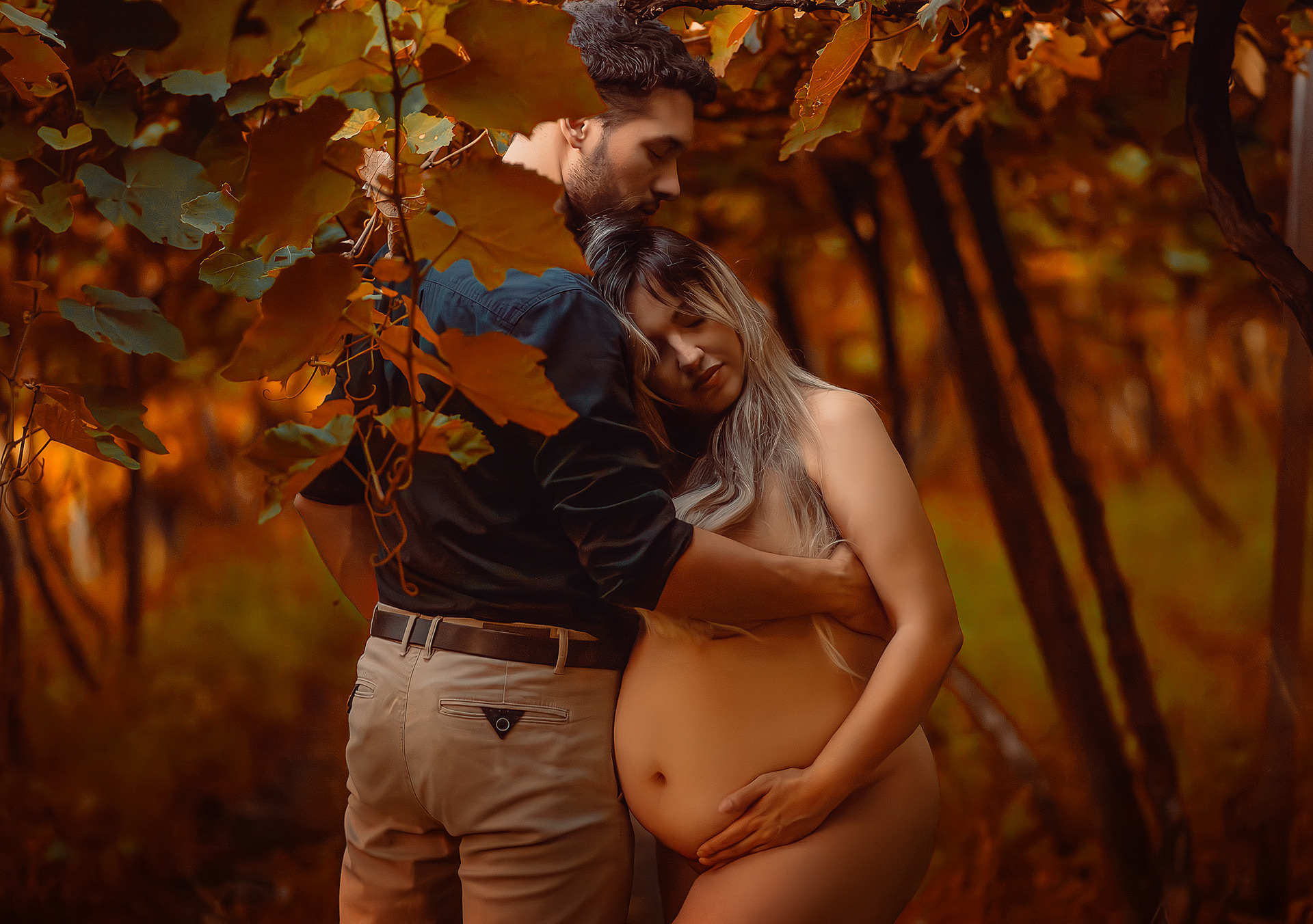 mulher gestante abraçada em um homem