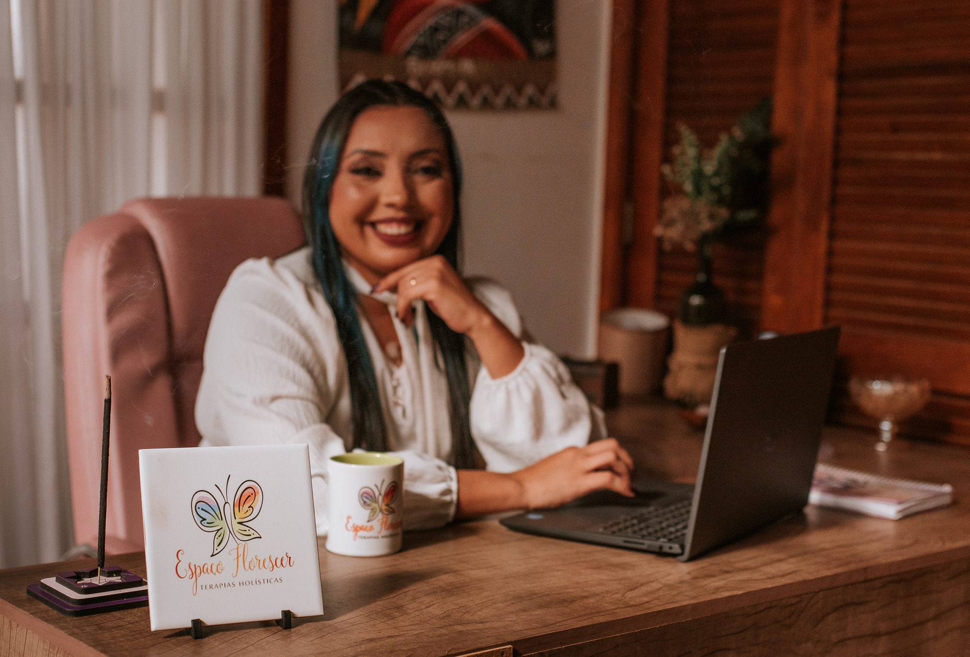 mulher sorrindo para a fotografa Aline fontes