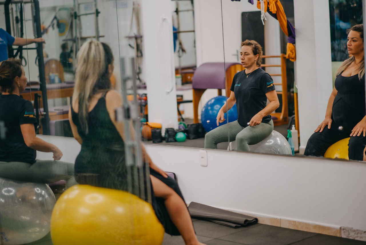 Monike Missiaggia Camerini dando uma aula de pilates no estúdio monike funcional