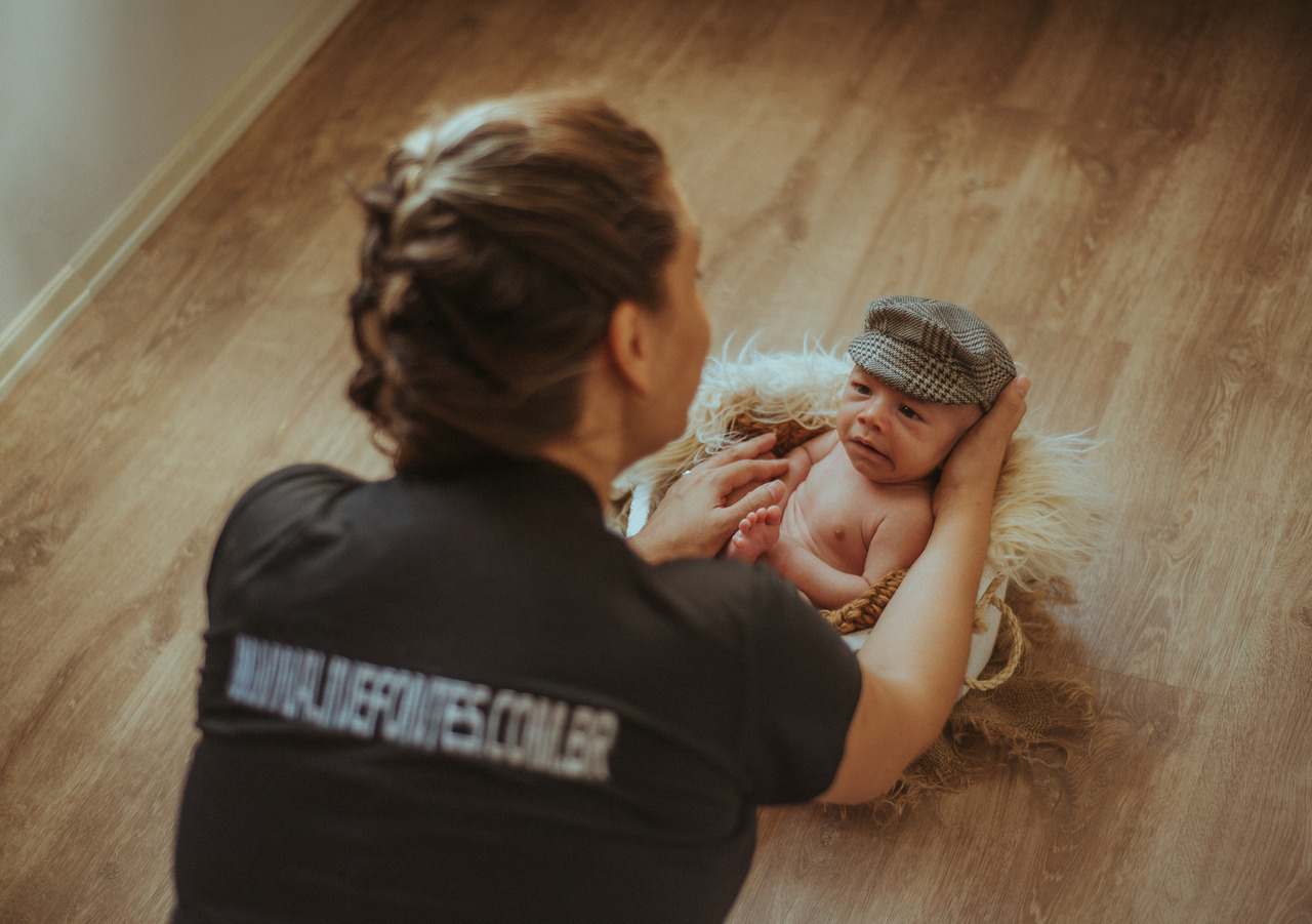 Aline Fontes arrumando o bebê para fotografar em ensaio old newborn no Vale dos Vinhedos na cidade de Bento Gonçalves no Rio Grande do Sul