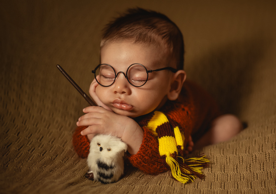 Bebê vestido de Harry Potter em ensaio newborn