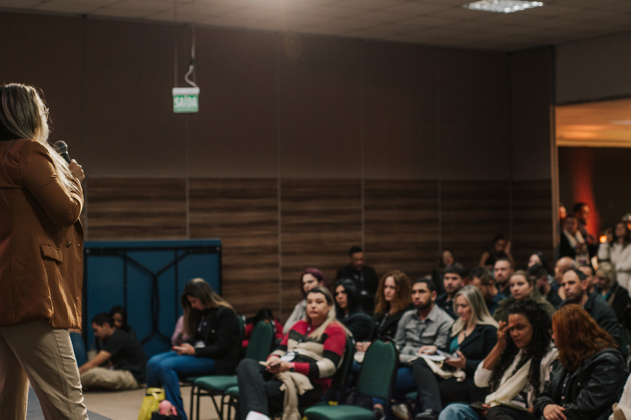 Aline Fontes explica a importância das conexões nos resultados dos registros na fotografia newborn para o público do TTD Brasil em Florianópolis