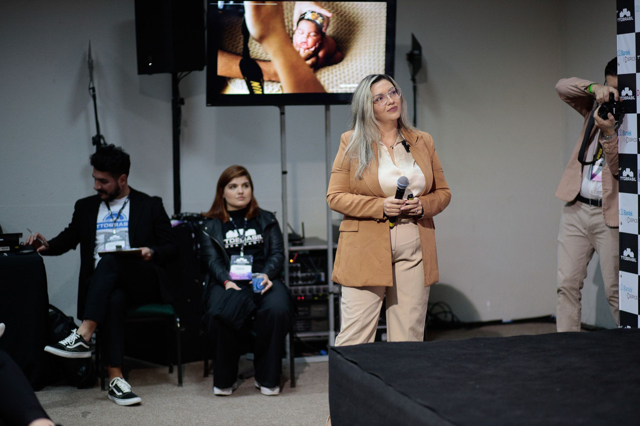 Aline Fontes, fotógrafa gaúcha sendo fotografada pelo seu esposo Elson Aguiar durante sua palestra no TTD Brasil