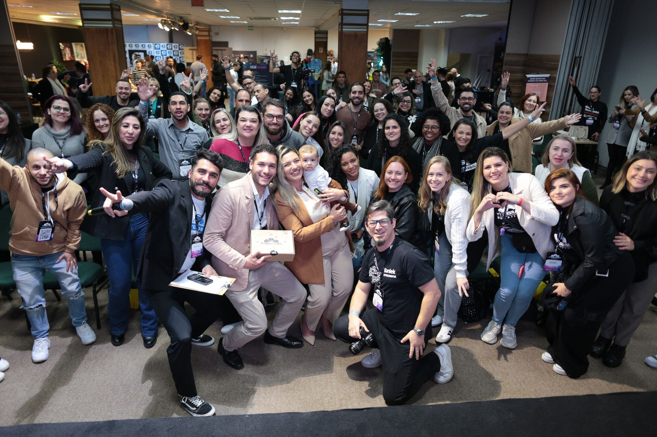 Público reunido para foto tradicional com a palestrante gaúcha Aline Fontes no TTD Brasil 12º edição em Florianópolis