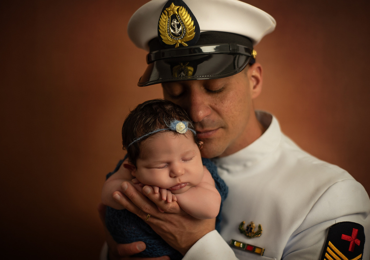 Pai com farda da Marinha do Brasil segurando bebê nos braços - fotografia por Aline Fontes