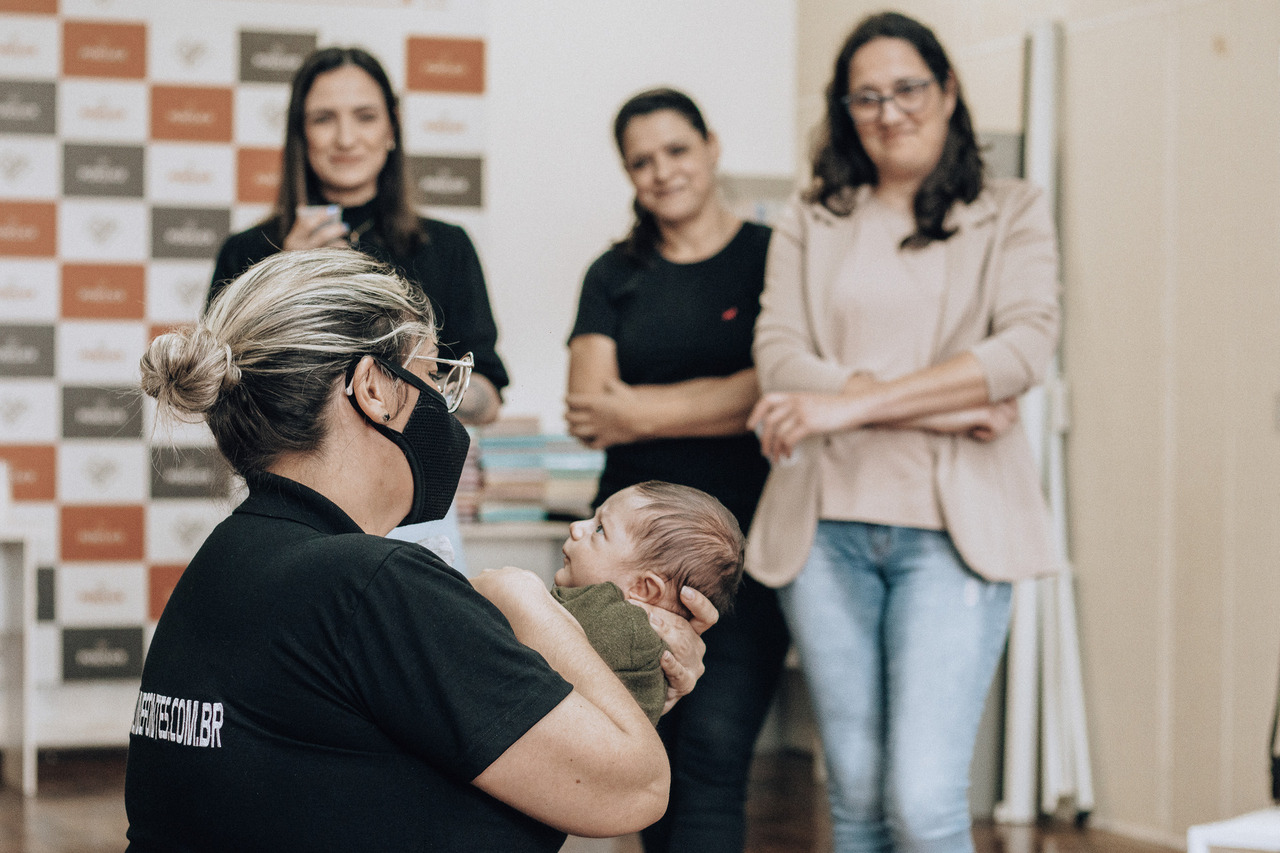 Workshop sobre fotografia newborn por Aline Fontes