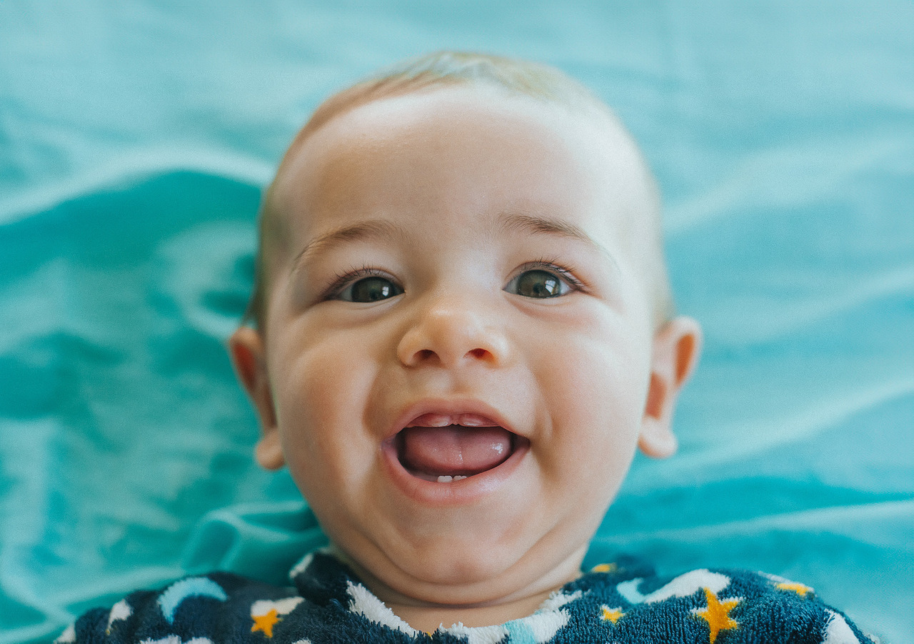 Bebê sorrindo mostrando os primeiros dentinhos!