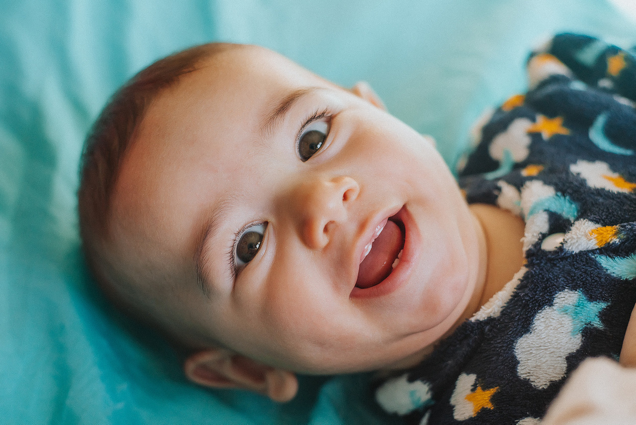 bebê fofinho com sorriso da primeira dentição