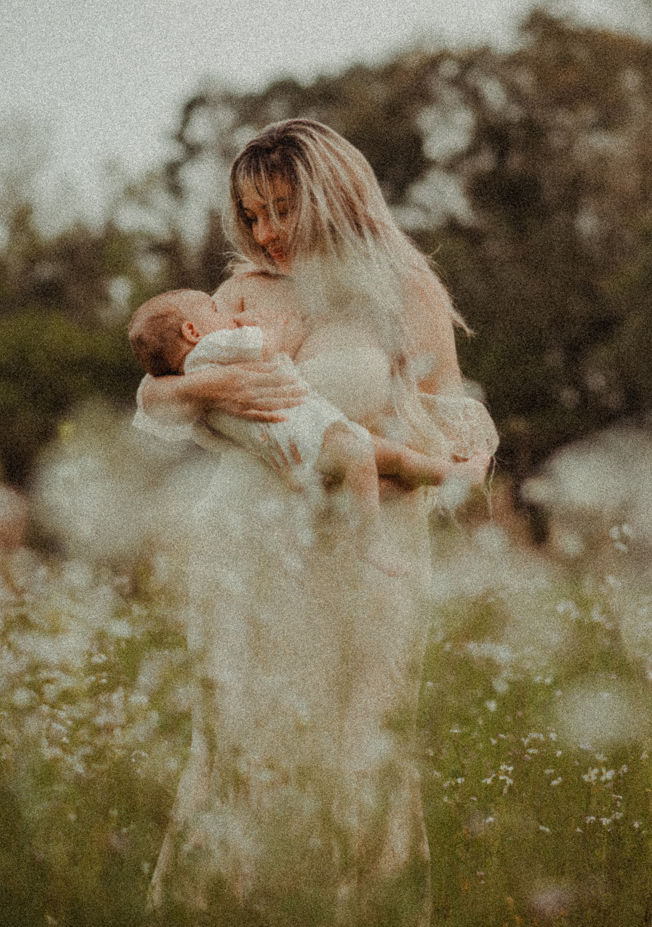 olhar entre mãe e filho durante amamentação