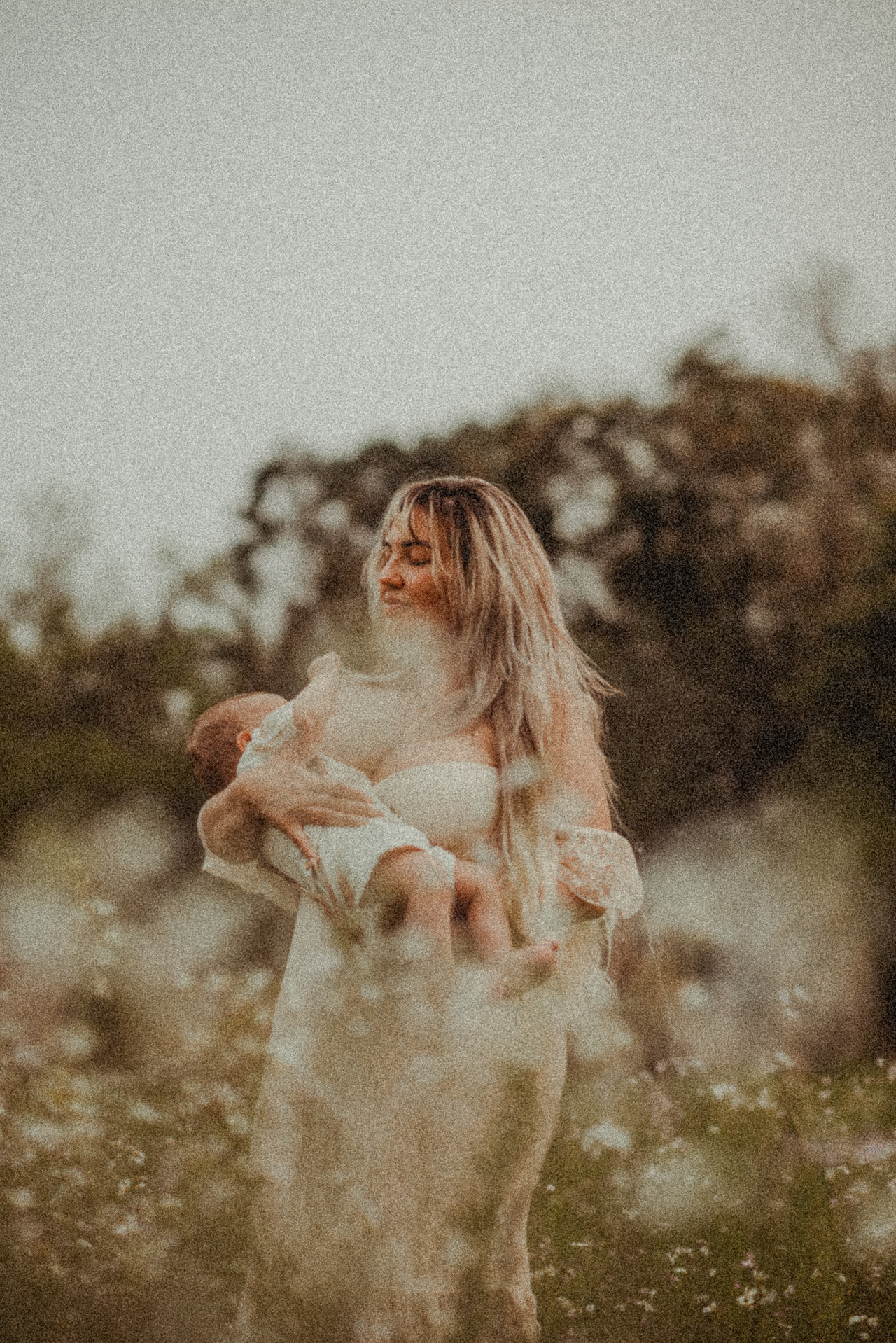 Mãe Aline Fontes amamentando no meio das flores