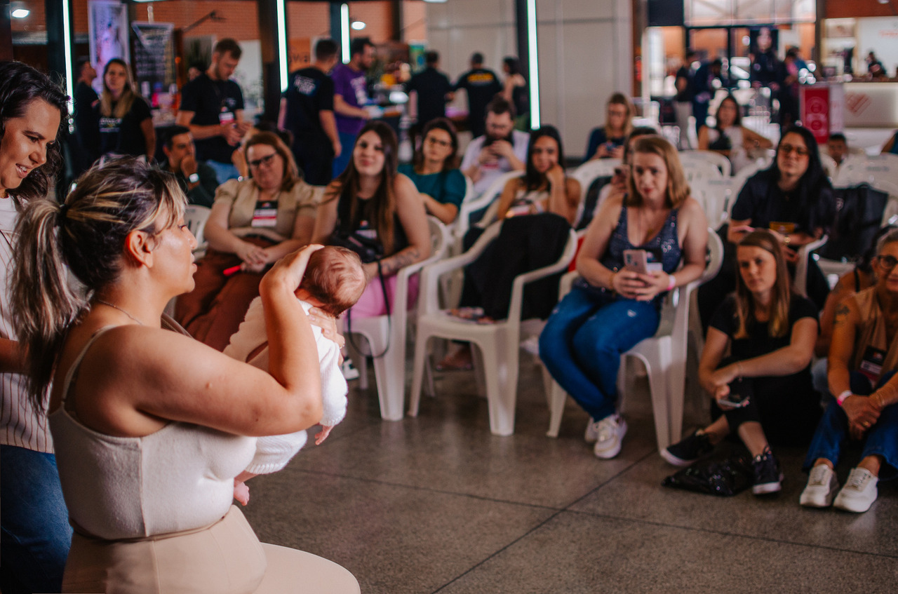 Palestra para fotógrafos sobre fotografia newborn, ECA Digital, portfólio profissional e uso consciente de imagens de bebês e crianças.