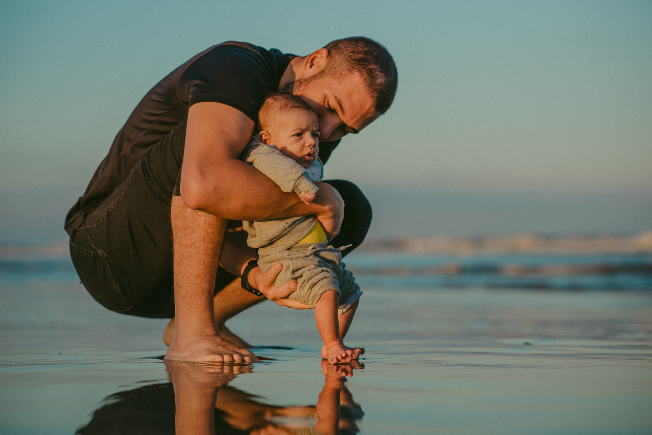 Primeira vez no mar: uma memória familiar registrada com cuidado, mostrando como a fotografia profissional preserva momentos que fazem parte da história dos filhos.