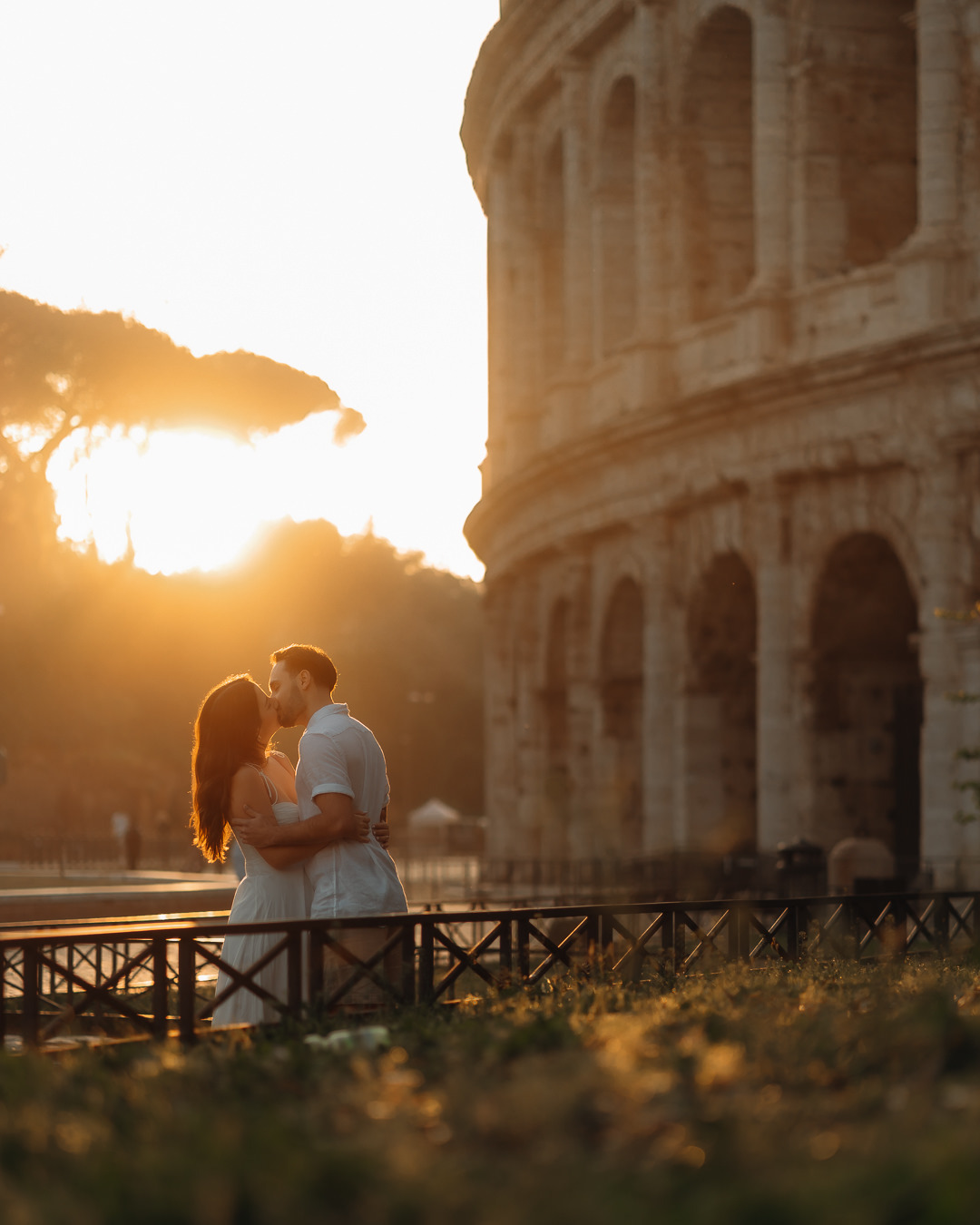 ensaio de casal ao nascer do sol no Coliseu em Roma com fotógrafo profissional