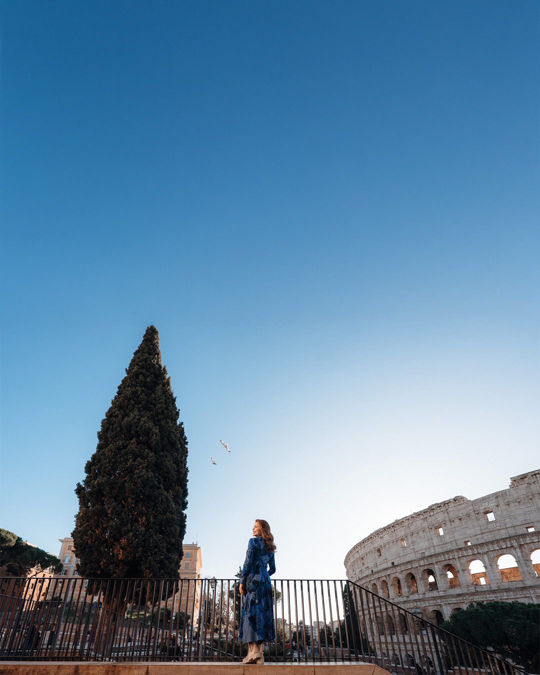 fotos-profissionais-de-uma-mulher-em-roma-coliseu-de-fundo