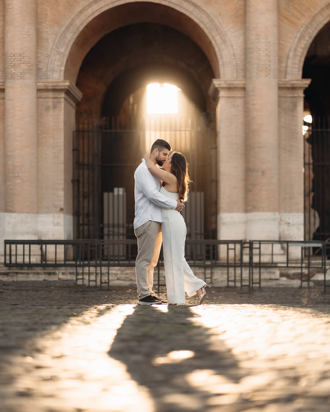detalhes arquitetônicos do Coliseu usados em ensaio fotográfico profissional em Roma