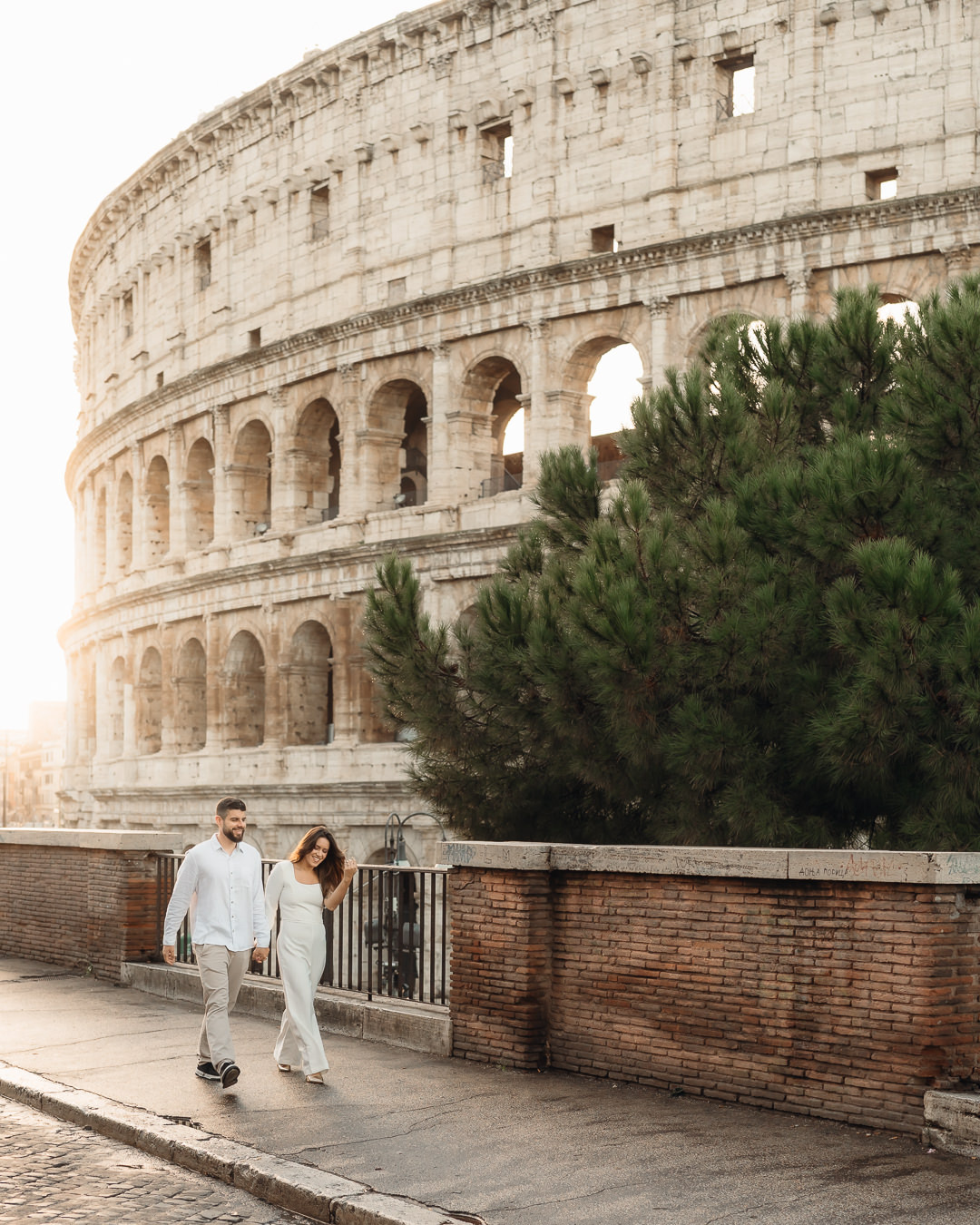 fotos-profissionais-casal-caminhando-de-maos-dadas-coliseu-de-fundo-espontaneos