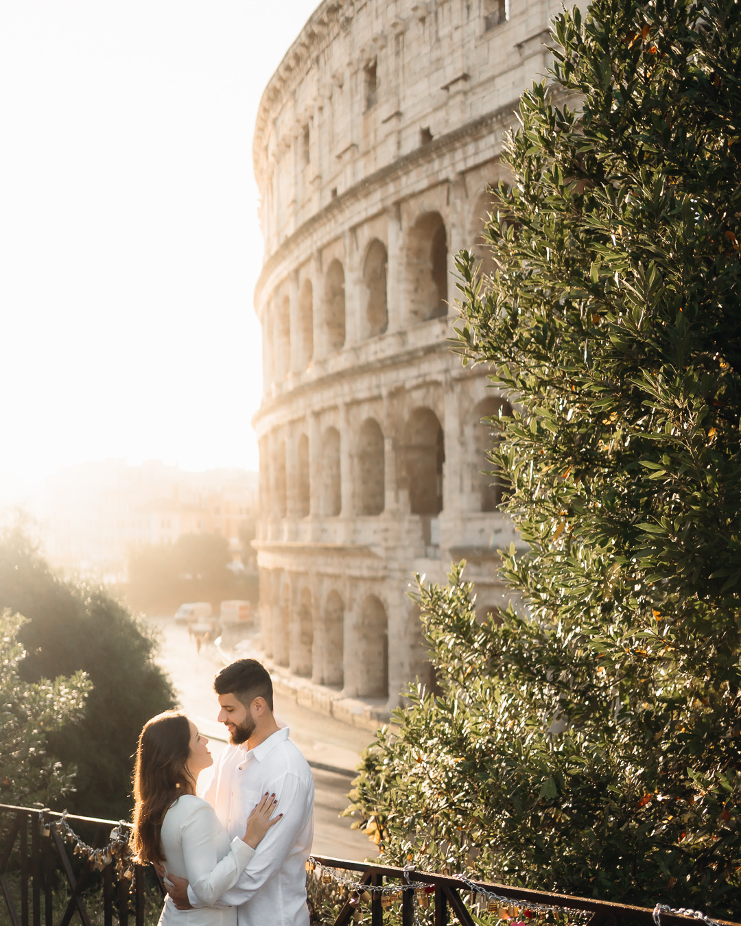fotos-profissionais-romanticas-em-roma-casal-abracado-coliseu-de-fundo