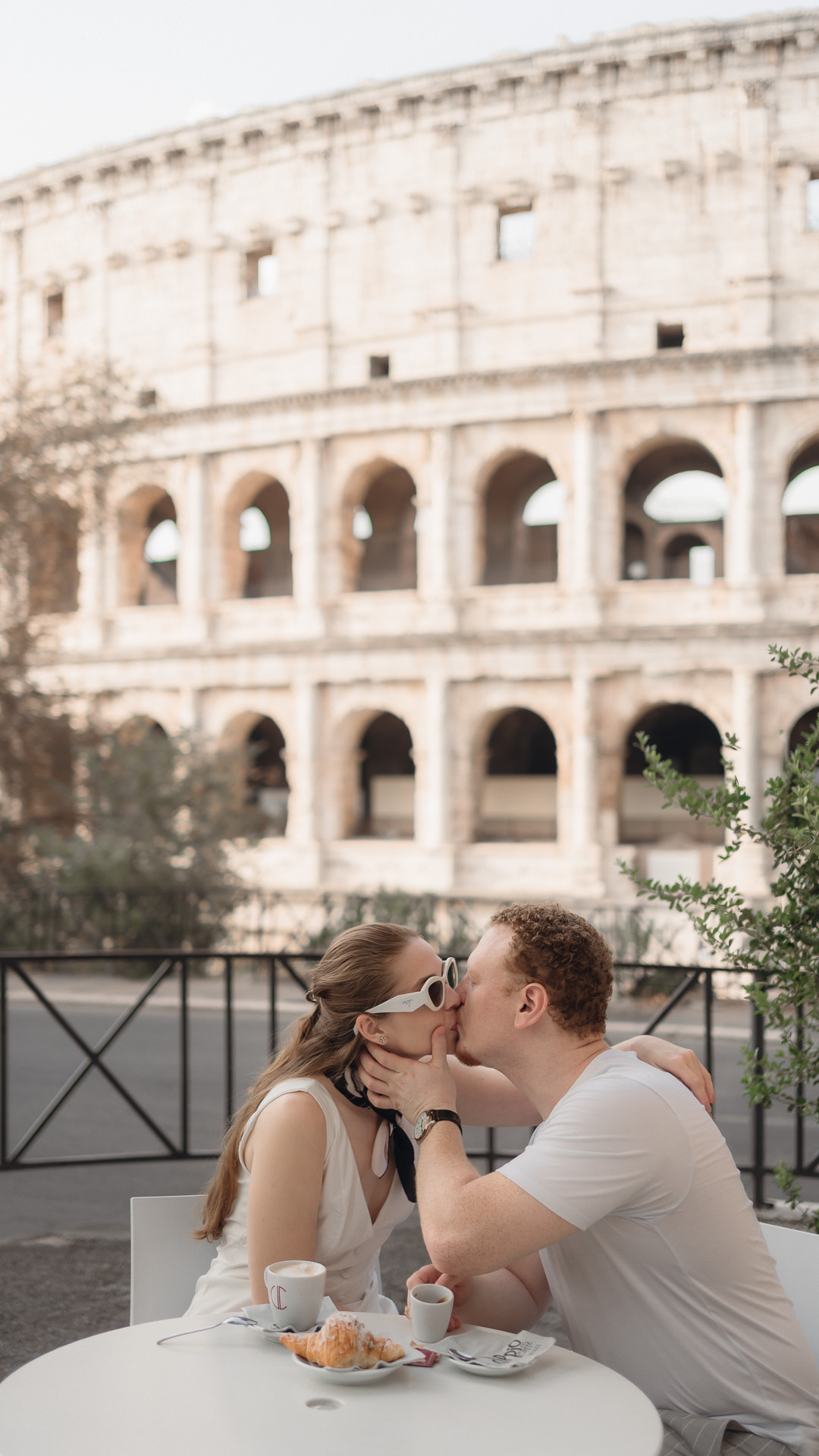 fotos-profissionais-casal-tomando-cafe-coliseu-de-fundo-fotos-romanticas-em-roma