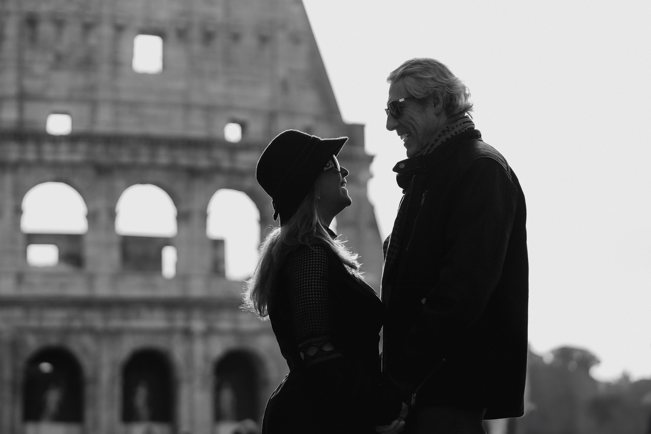 fotos-profissionais-casal-sorrindo-romantico-coliseu-de-fundo-foto-em-preto-e-branco