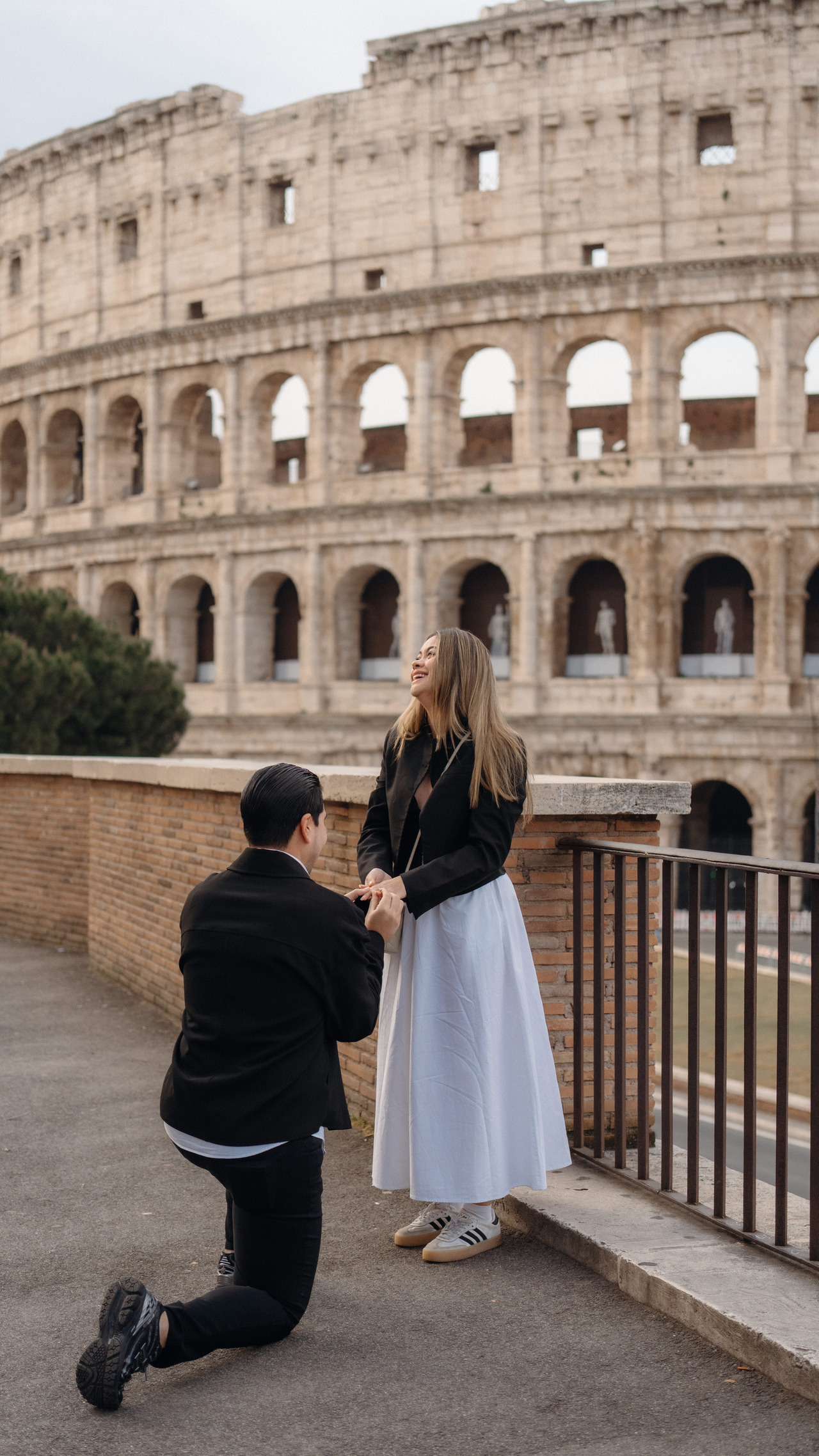 fotos-de-um-pedido-de-casamento-fotografias-profissionais-em-roma-coliseu-de-fundo-cenario-lindo