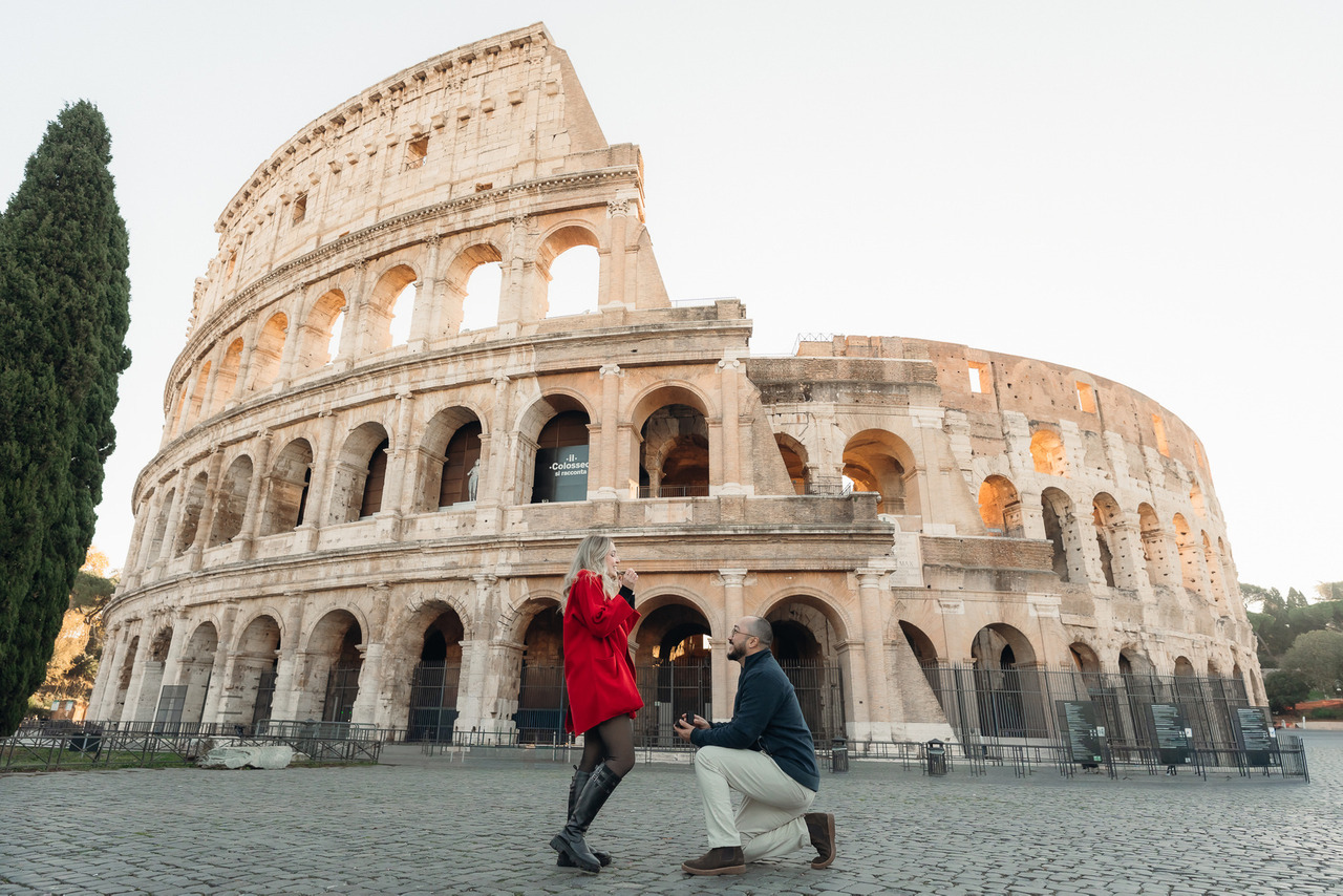 nsaio de casal no Coliseu em Roma, com fotógrafo profissional capturando ângulos únicos