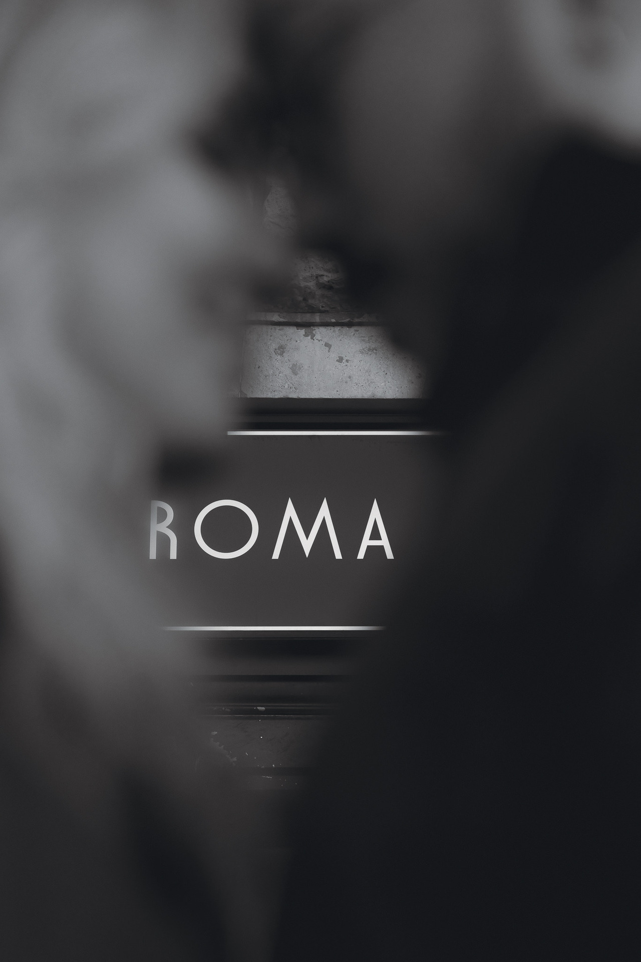 fotos-autenticas-em-roma-casal-se-olhando-testas-encostadas-letreiro-de-roma-ao-fundo