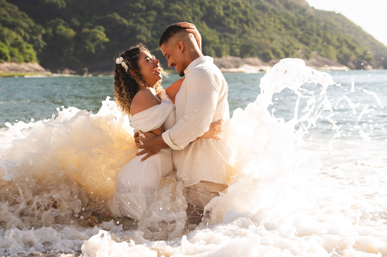 pre wedding na praia vermelha | ensaio de casal dentro da agua do mar