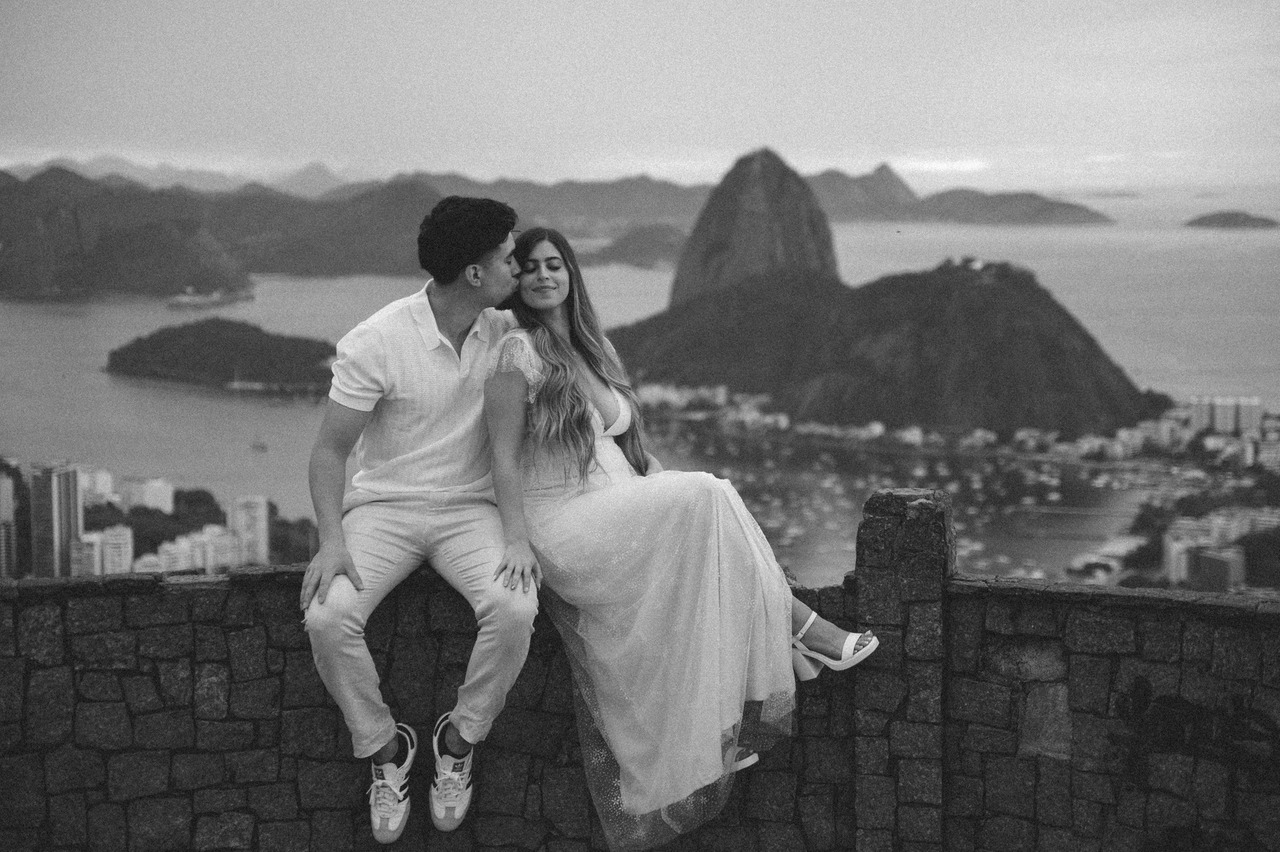 Casal durante ensaio pré-wedding no Mirante Dona Marta com o Pão de Açúcar ao fundo.
