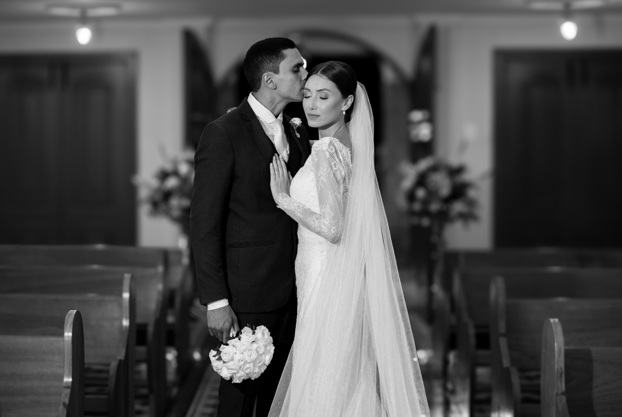 noivo beija a testa da noiva em cerimonia de casamento catolico