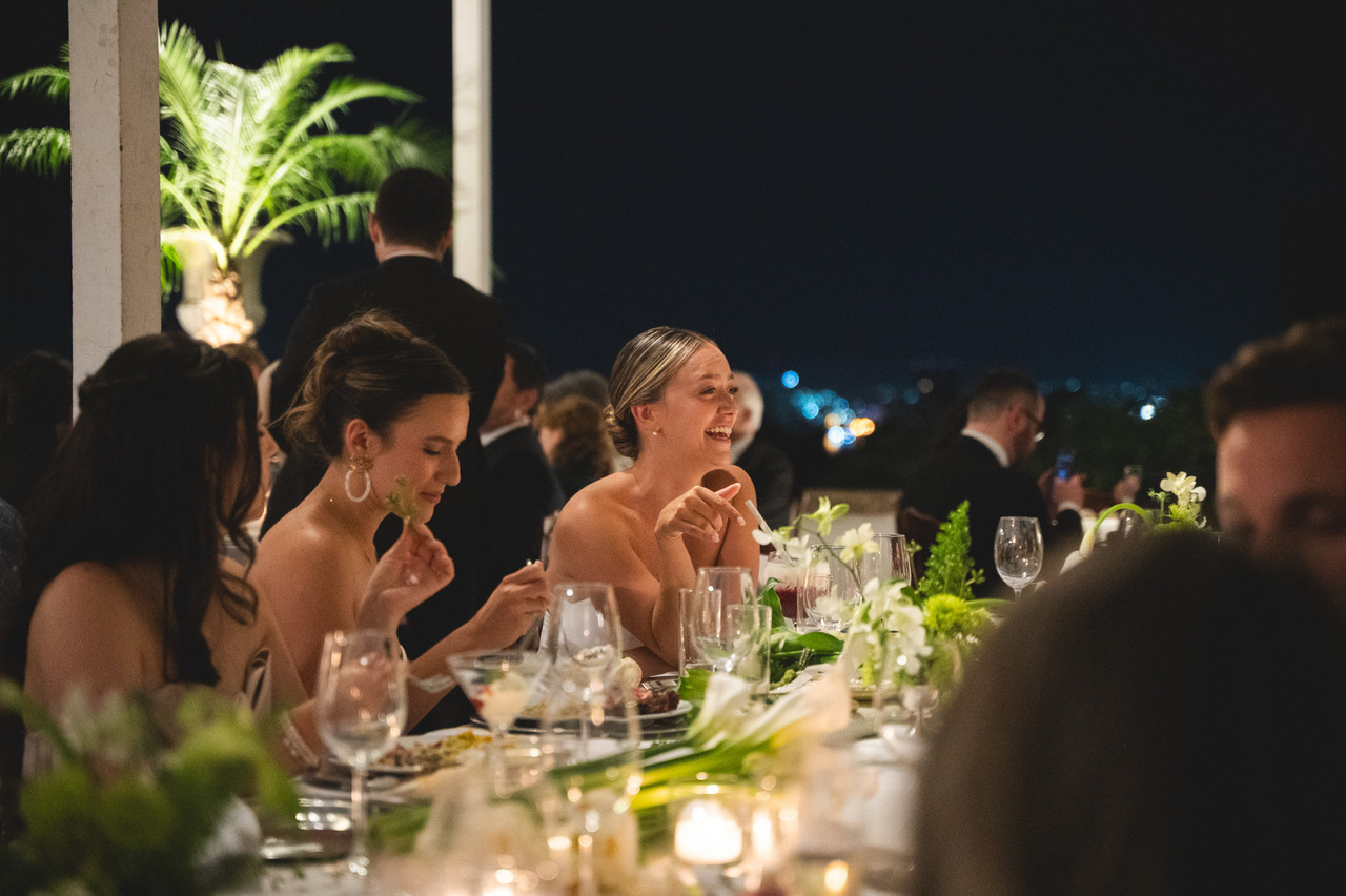 noiva conversa com convidados de forma espontanea em recepção de casamento no solar real