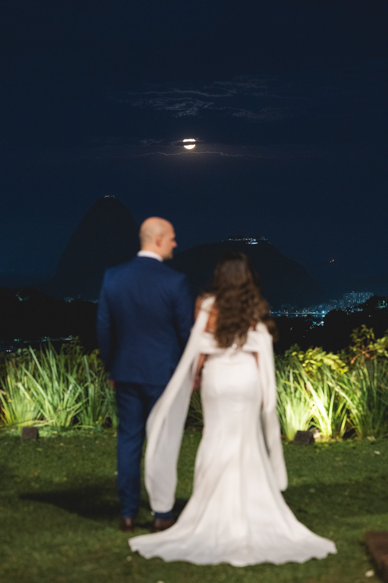 casal de de noivos contemplando a vista da casa de santa teresa a noite.
