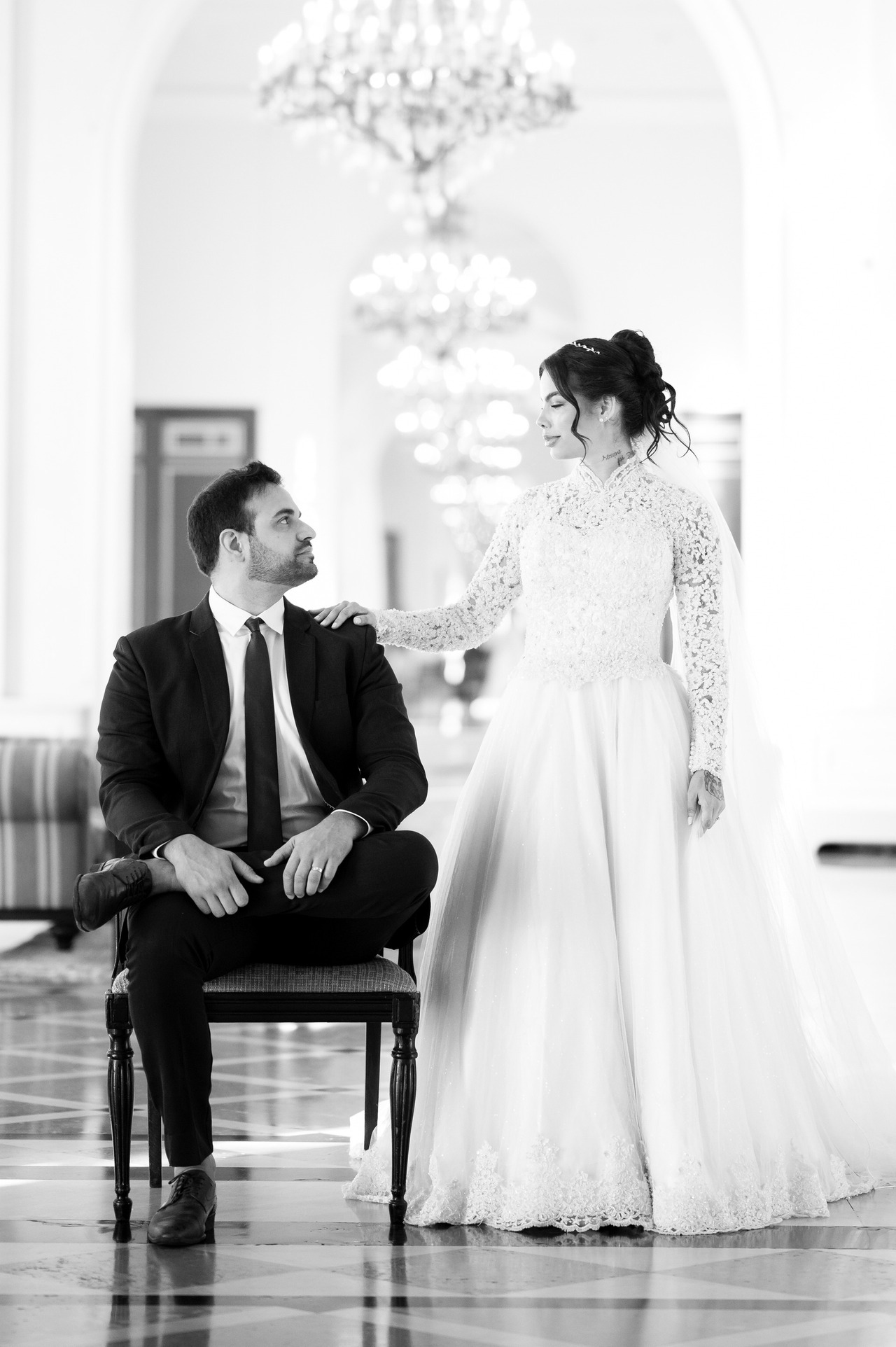 casal de noivos se olha em cerimonia de casamento no salão do copacabana palace