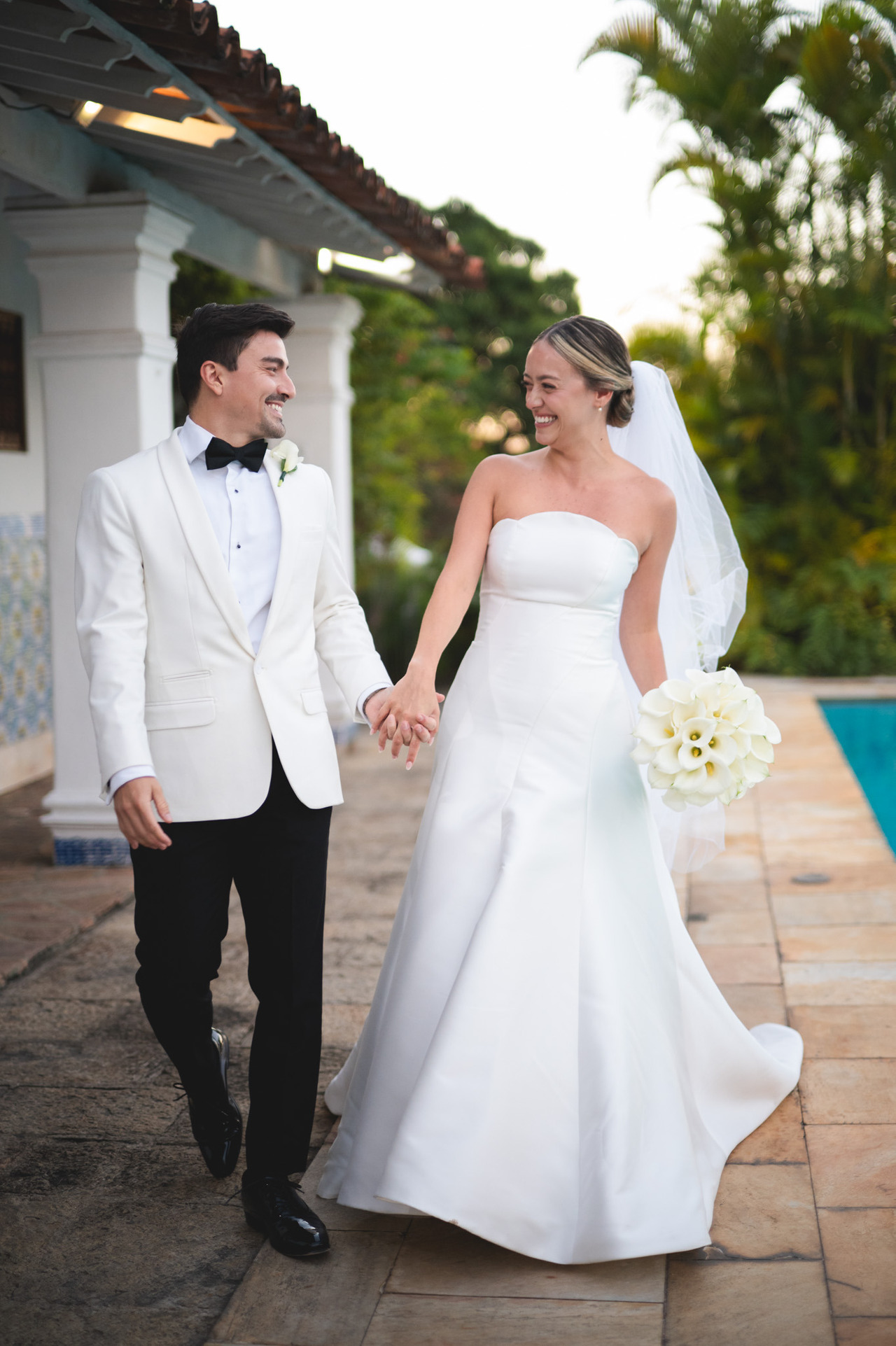 casal caminhando se olhando na psicina durante um casamento no solar real