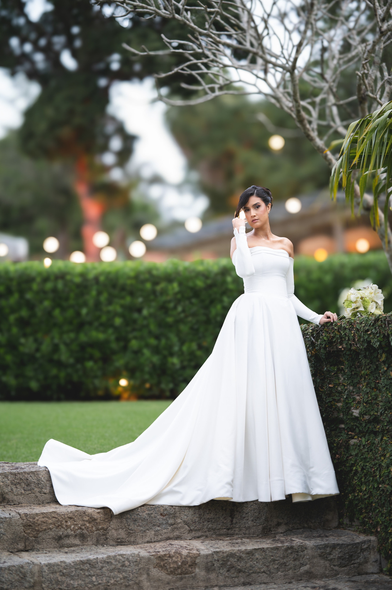 noiva desfila com seu vestido internovias pelo jardim de cerimonia de casamento da casa rei