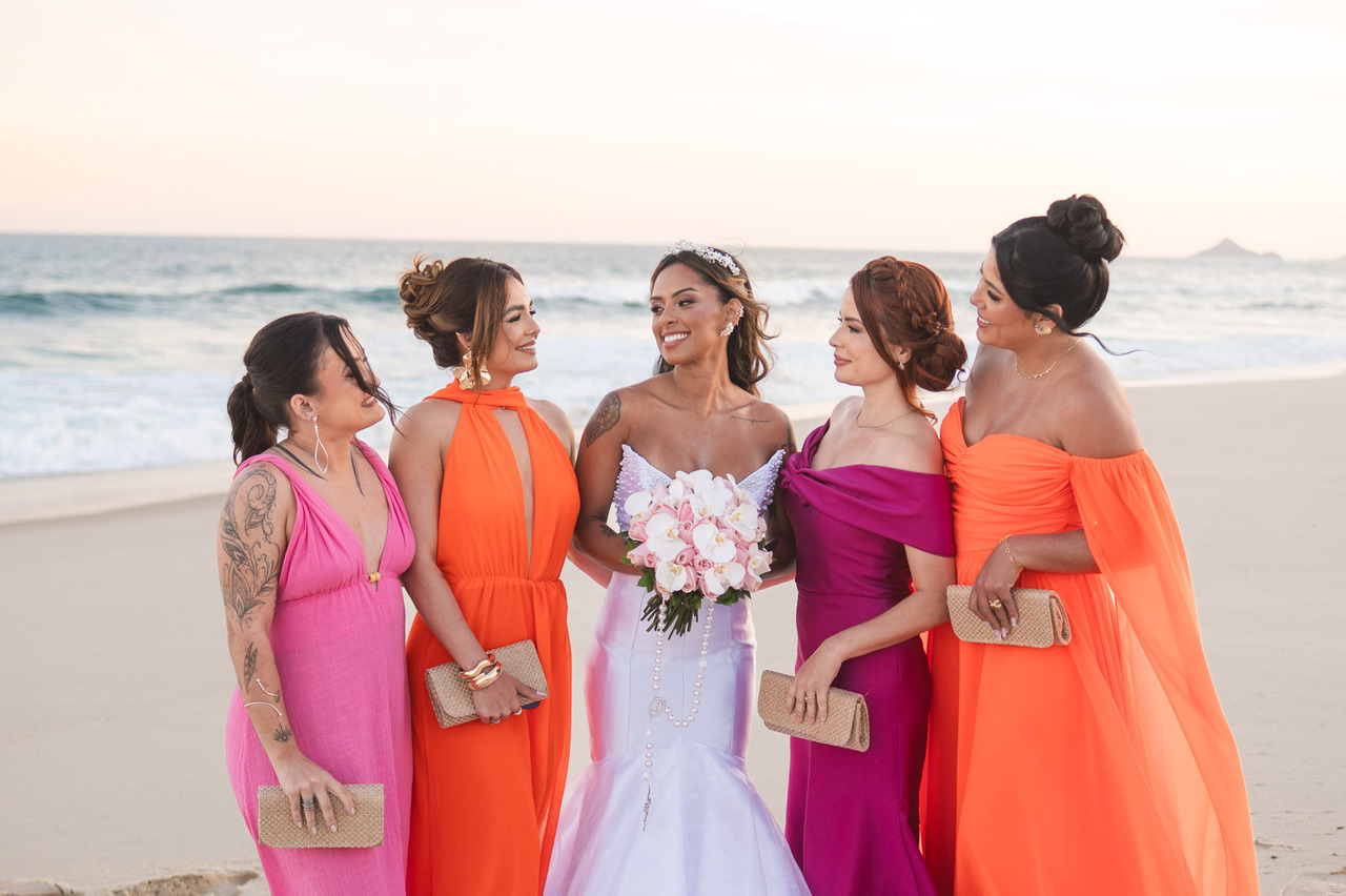 noiva posa com madrinas em fotos durante casamento na praia da reserva