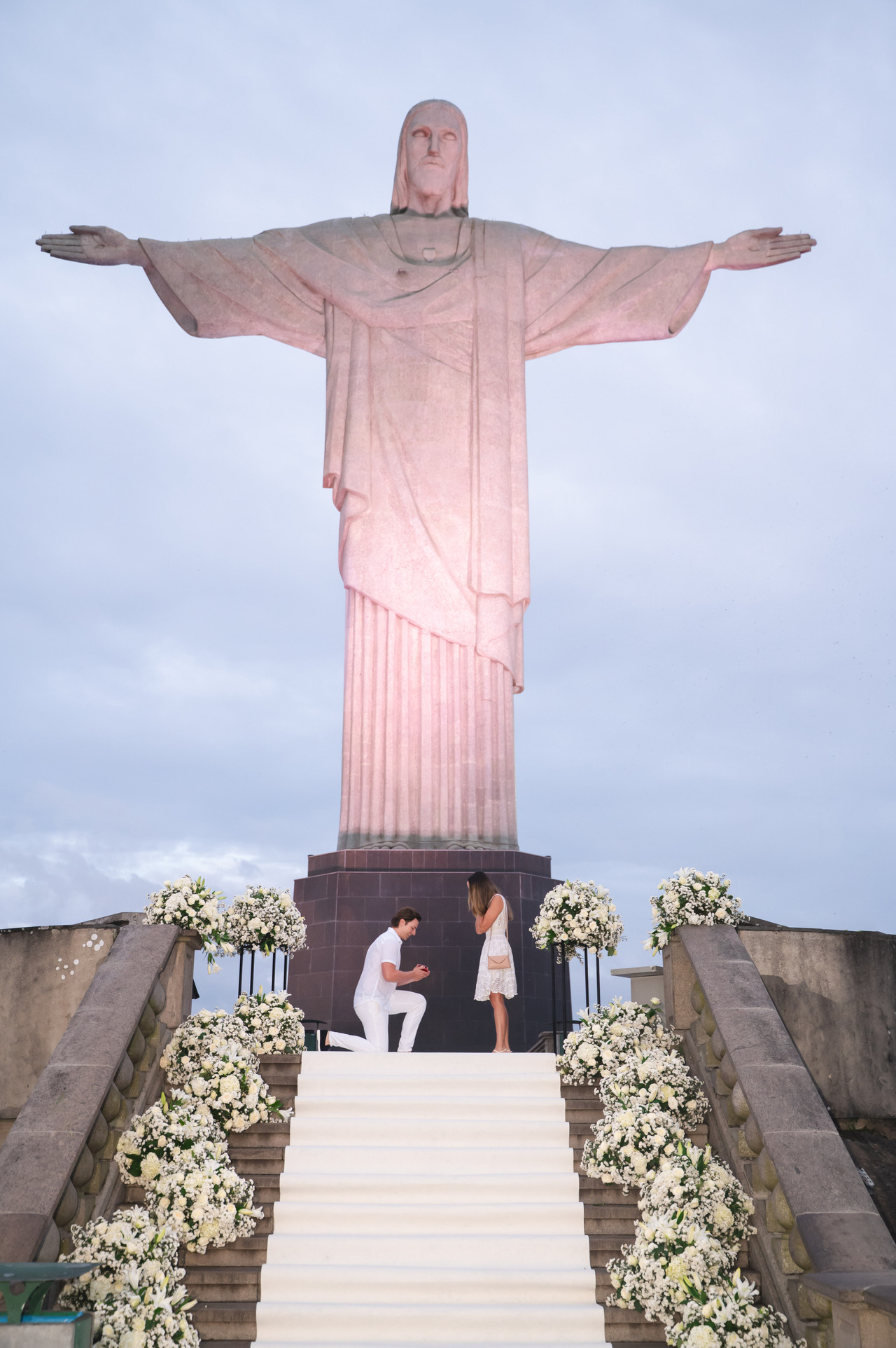 noivo se ajoelha em frente a namorada e faz pedido de casamento em horário exclusivo no cristo redentor.