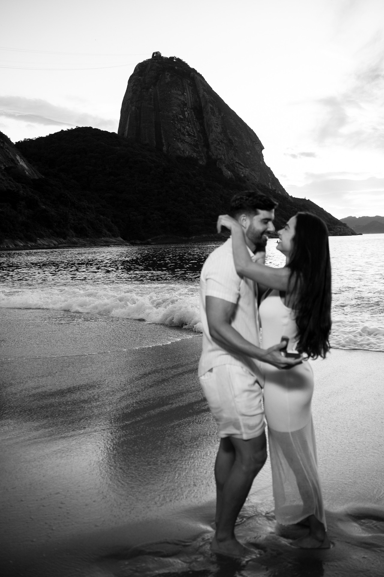 noivos felizes após noiva aceitar pedido no amanhecer da praia vermelha