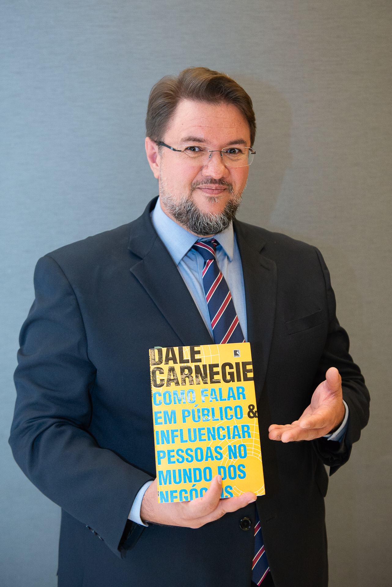 Retrato Corporativo masculino com livro